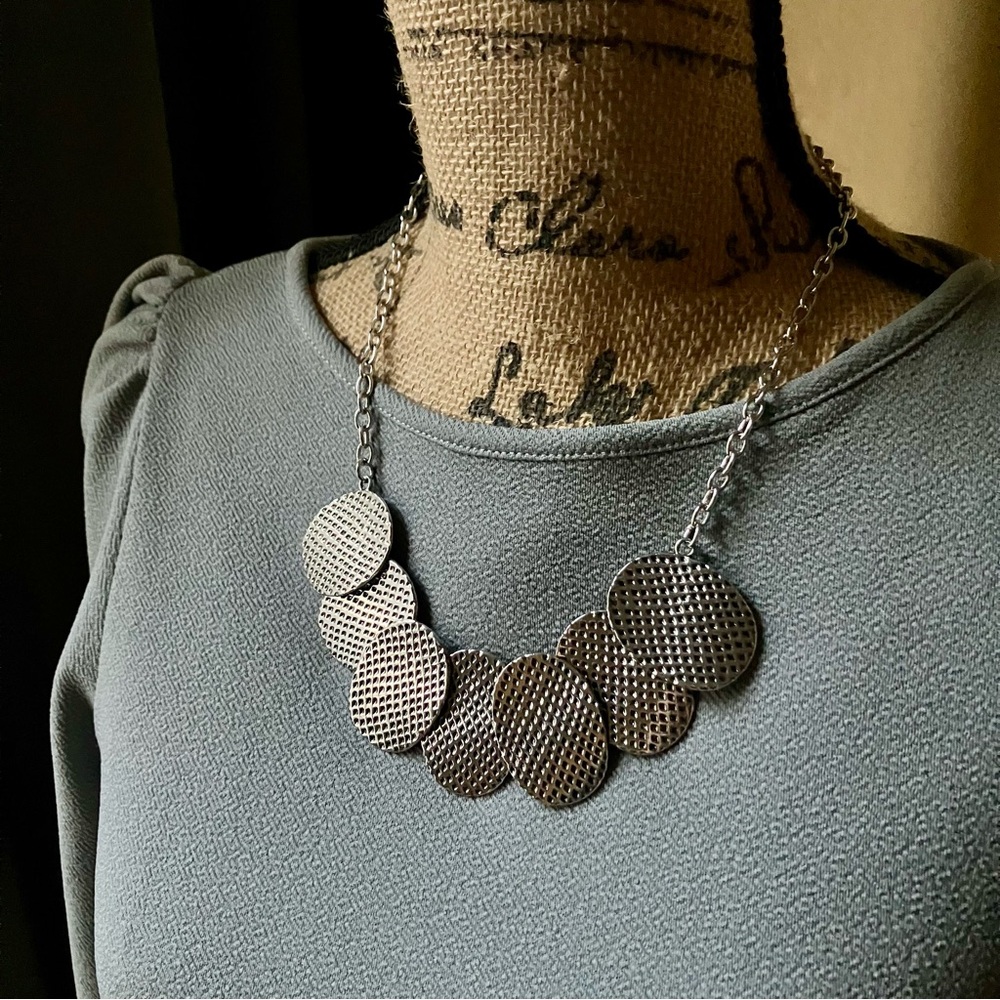 Textured silver disc necklace and earrings